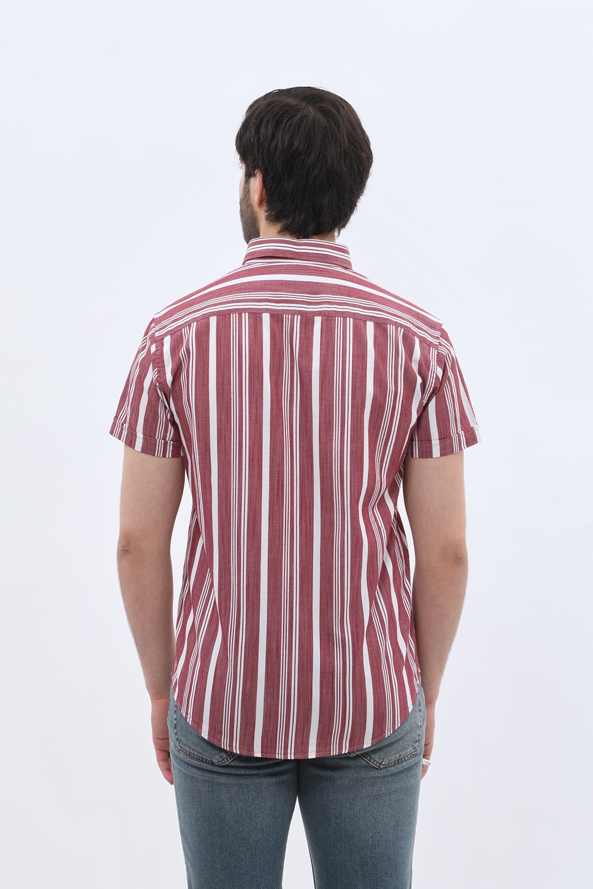 قميص مخطط بأكمام قصيرة وقبة بأزرار من SHIRTSPRO - لون أحمر بورجوندي  