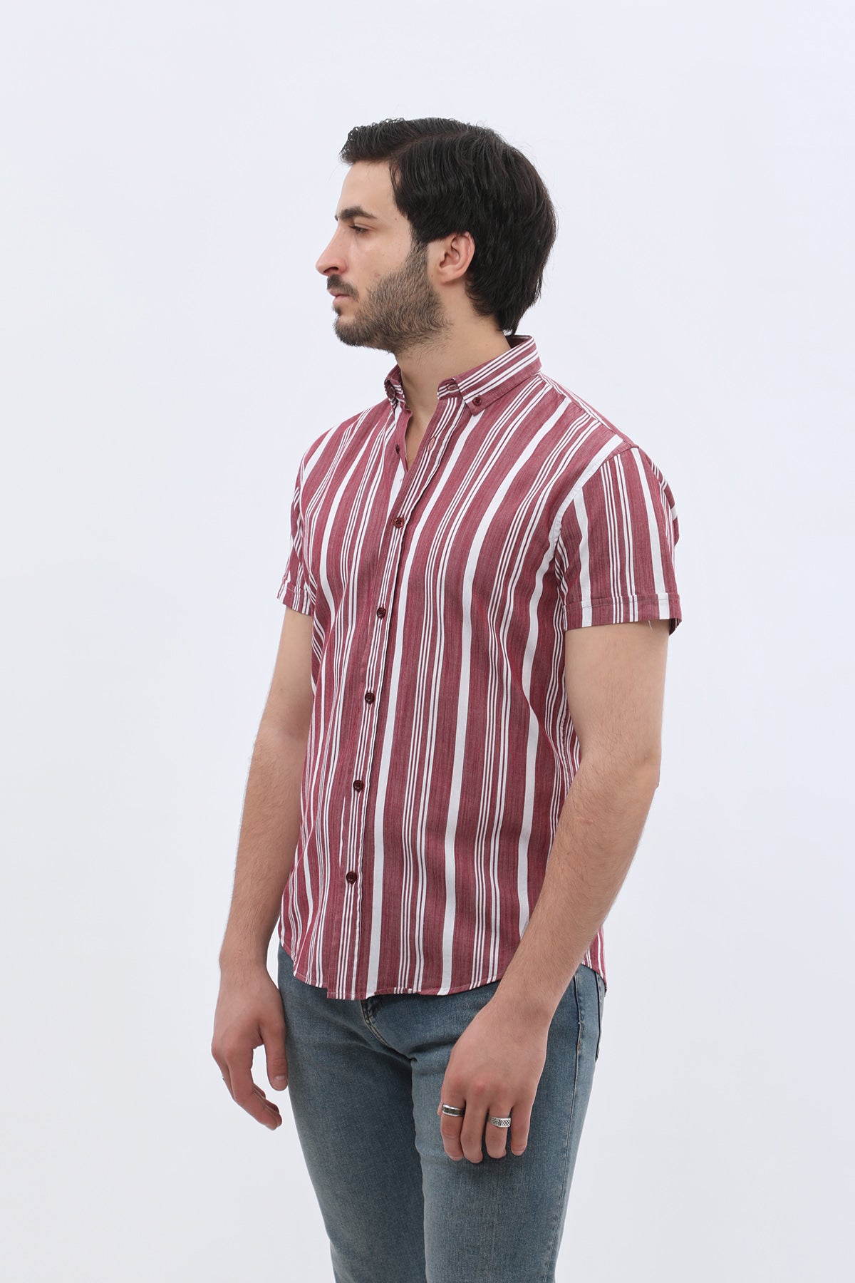 قميص مخطط بأكمام قصيرة وقبة بأزرار من SHIRTSPRO - لون أحمر بورجوندي  