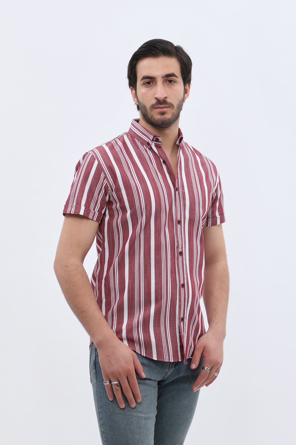 قميص مخطط بأكمام قصيرة وقبة بأزرار من SHIRTSPRO - لون أحمر بورجوندي  