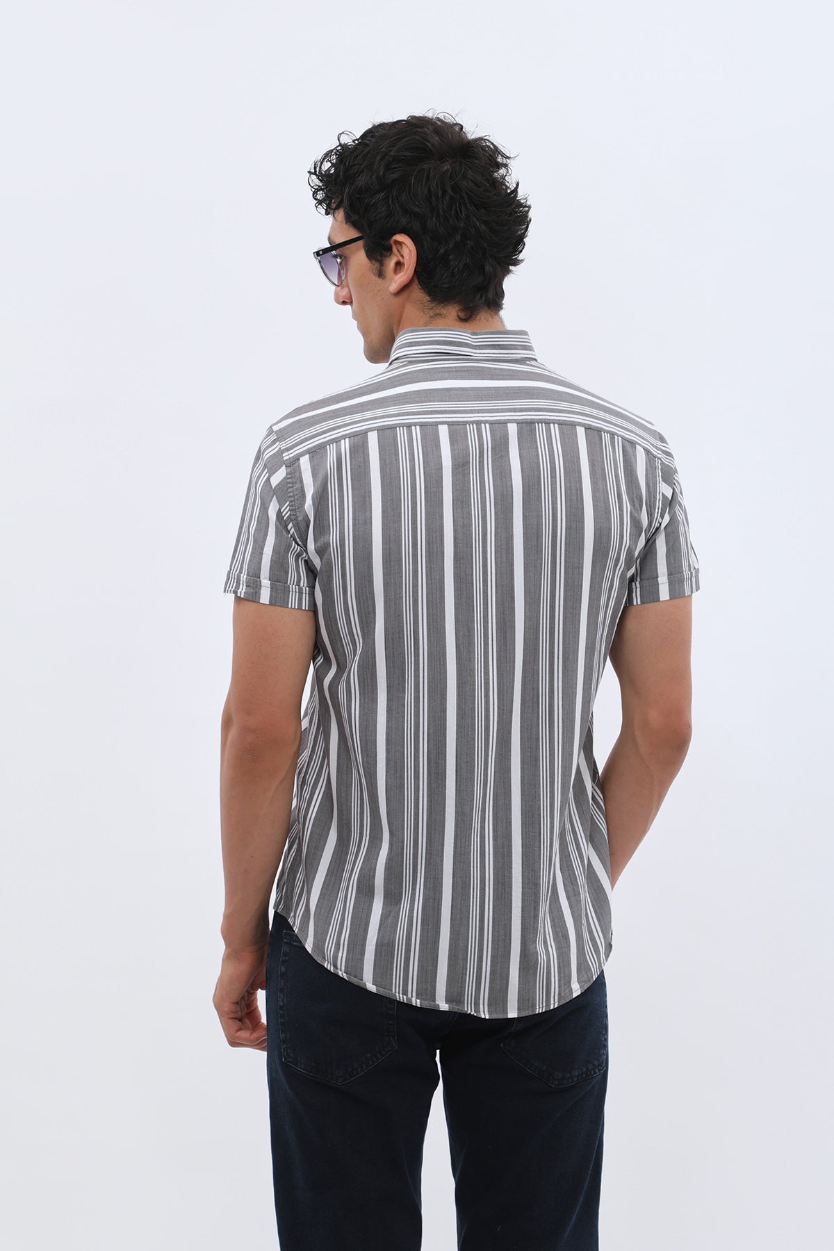 قميص مخطط بأكمام قصيرة وقبة بأزرار من SHIRTSPRO - لون رمادي