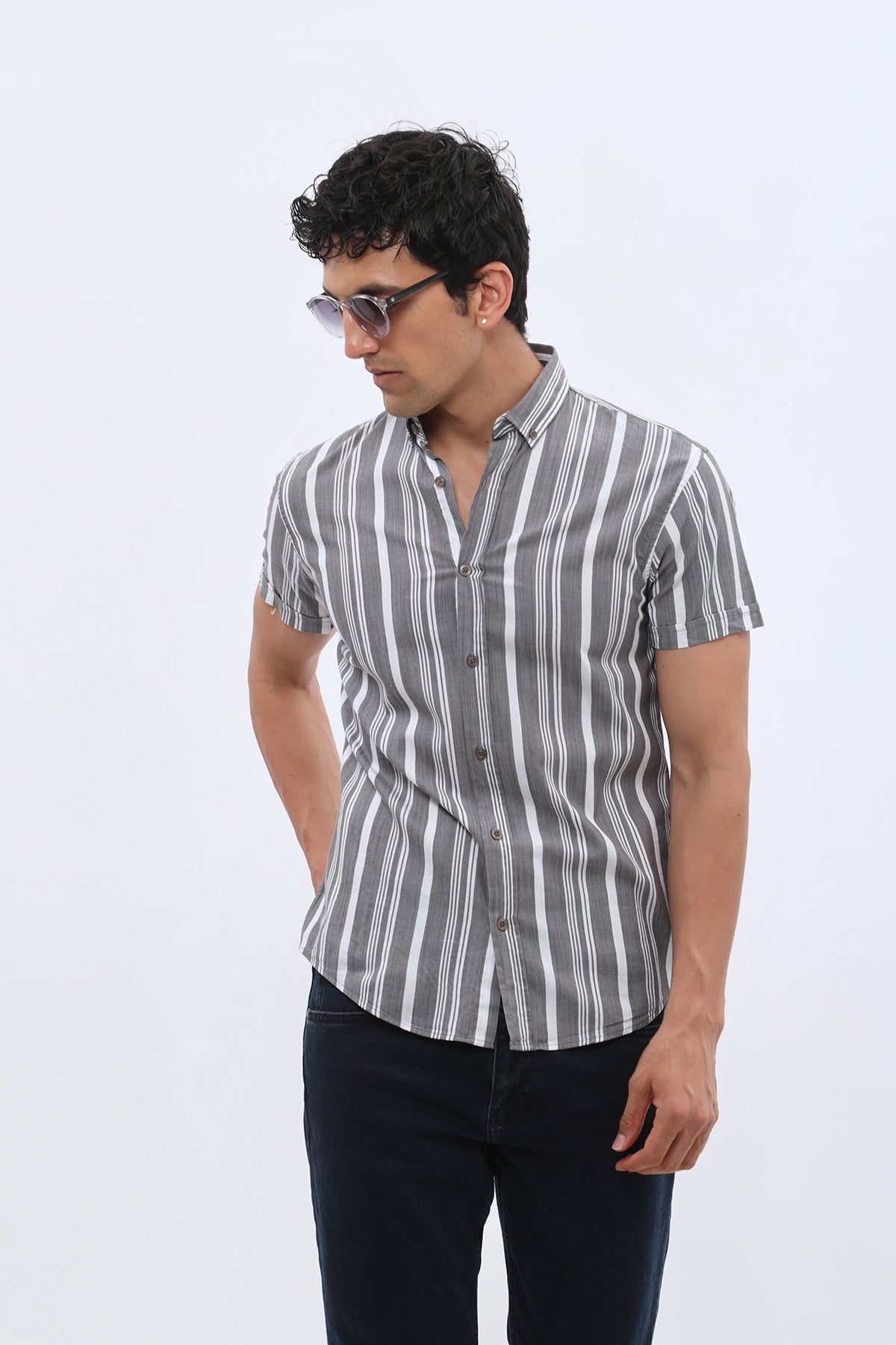 قميص مخطط بأكمام قصيرة وقبة بأزرار من SHIRTSPRO - لون رمادي