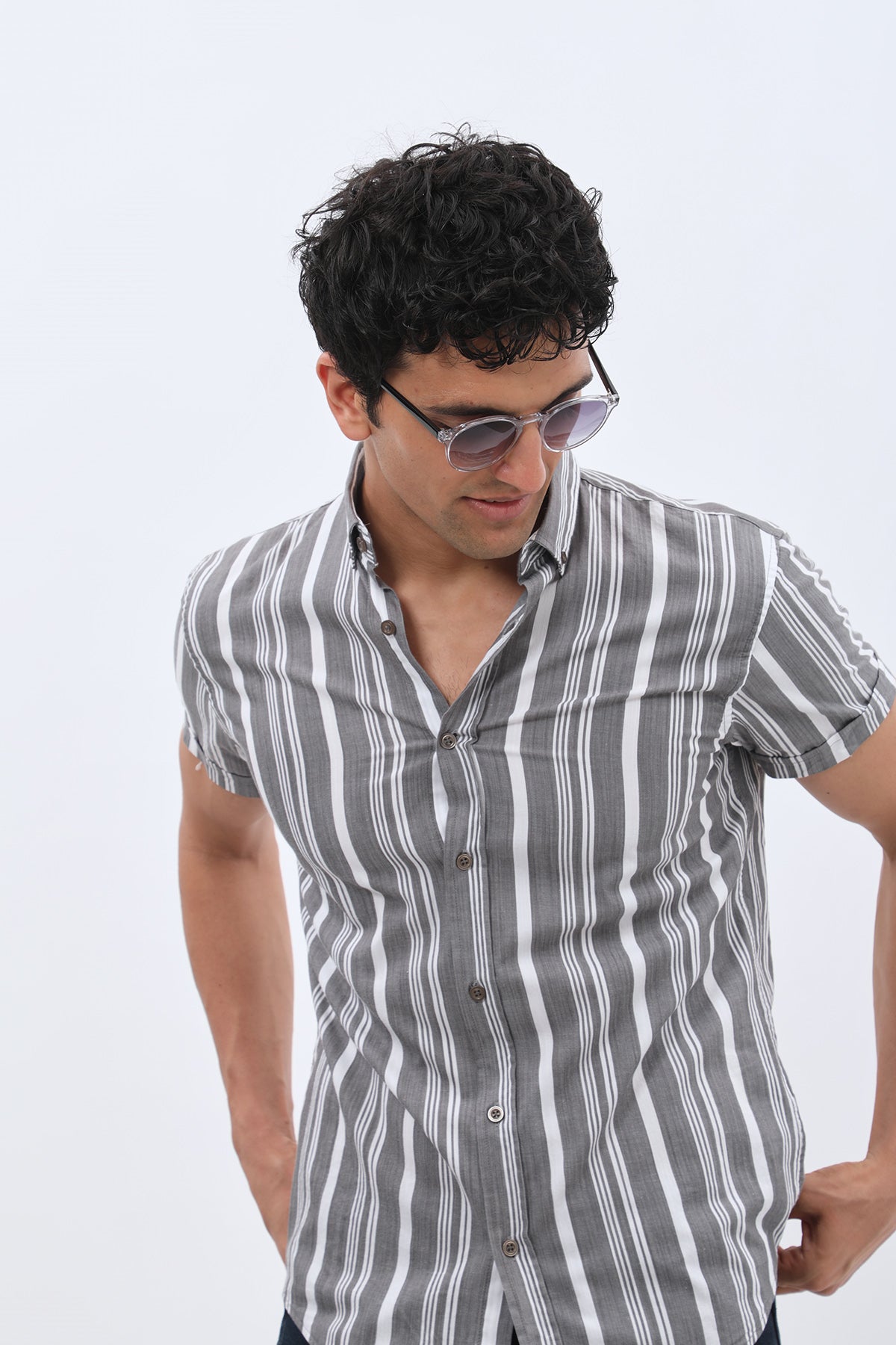 قميص مخطط بأكمام قصيرة وقبة بأزرار من SHIRTSPRO - لون رمادي