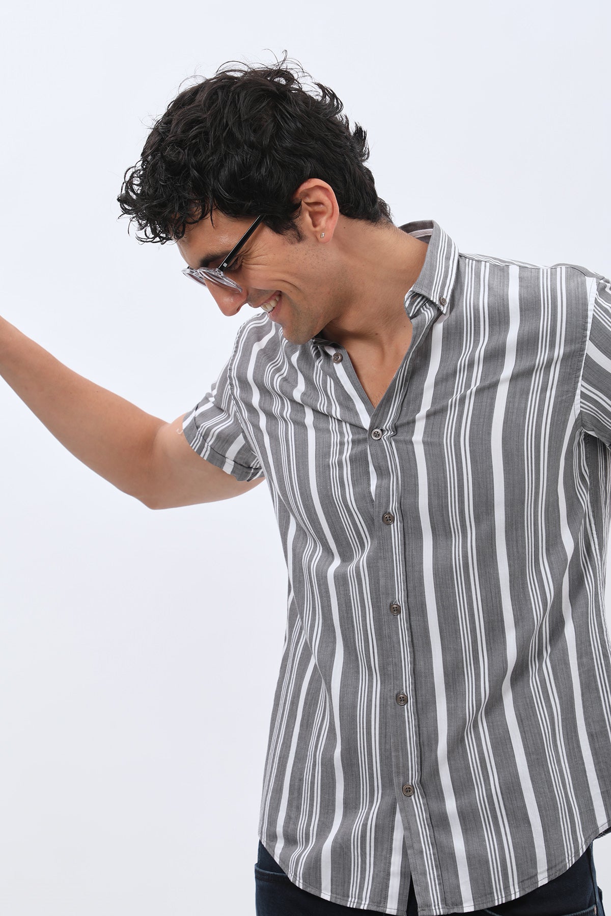 قميص مخطط بأكمام قصيرة وقبة بأزرار من SHIRTSPRO - لون رمادي